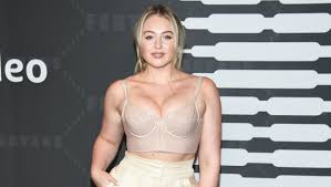 How tall is Iskra Lawrence?